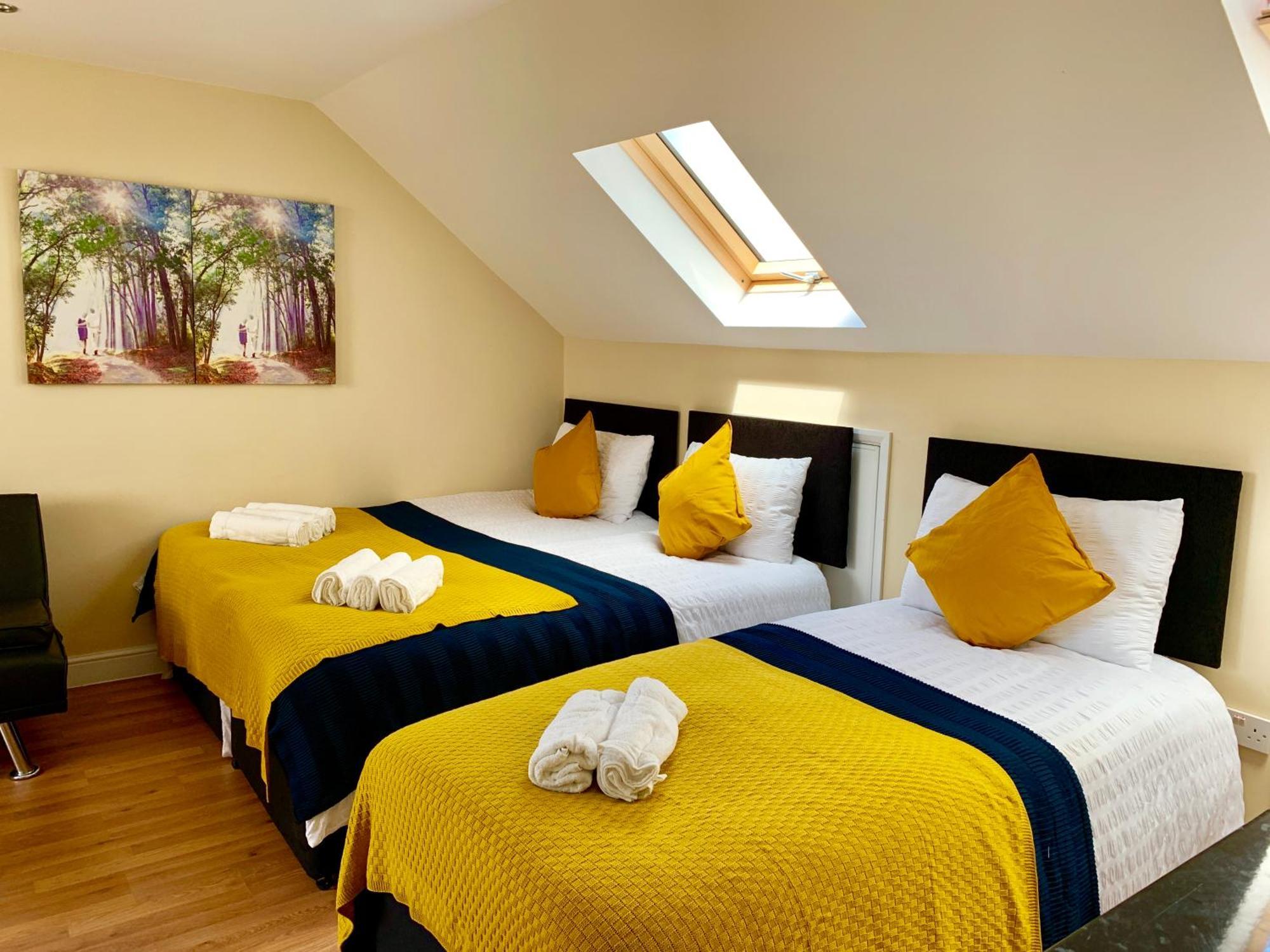 London Studio Apartments, Private Bathroom, Kitchenette, Parking, Np7 Exterior photo